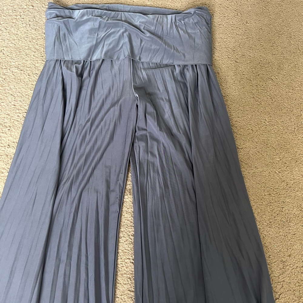 Gray flowy pant
